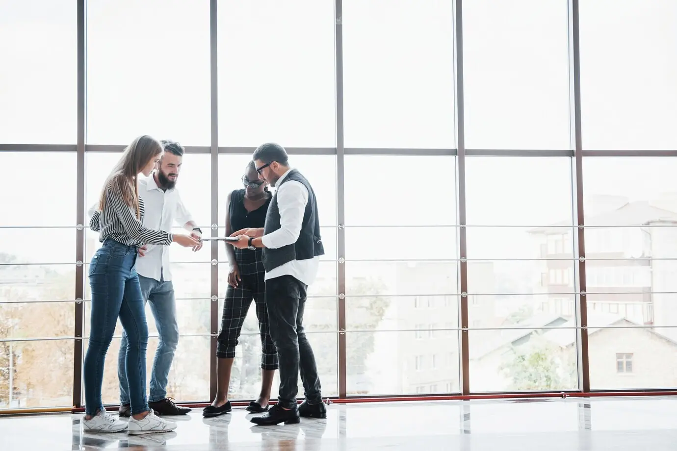 Молодые деловые люди вместе обсуждают новые креативные идеи во время встречи в офисе.